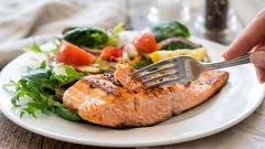 Perguntaram a nutricionistas qual é o jantar mais adequado para perder peso — e todos responderam o mesmo